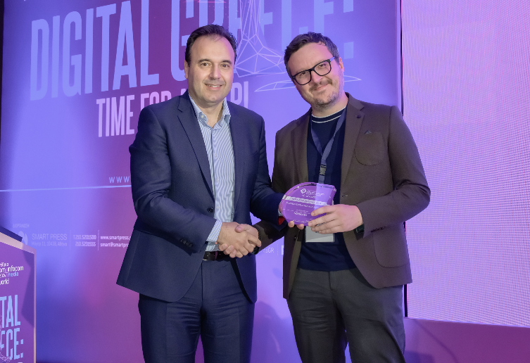 Georgios V. Efstratiadis receiving the AI Excellence Award at Digital Greece